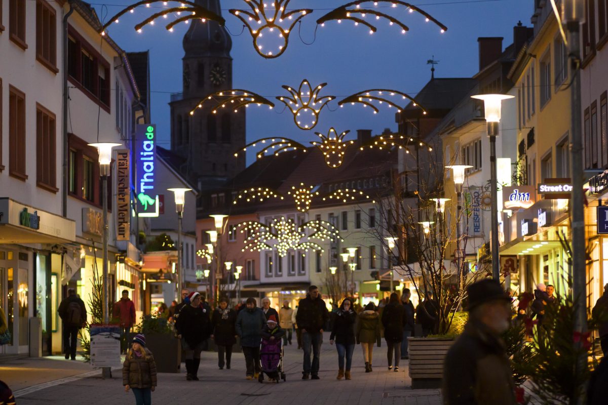 Read more about the article Zweibrücker schmücken Weihnachtsbäume in der Innenstadt