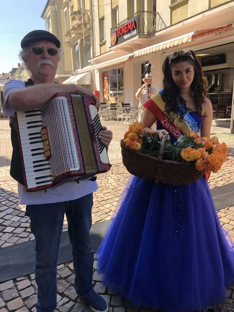 Zweibrücker Rosenkönigin verteilt Rosen